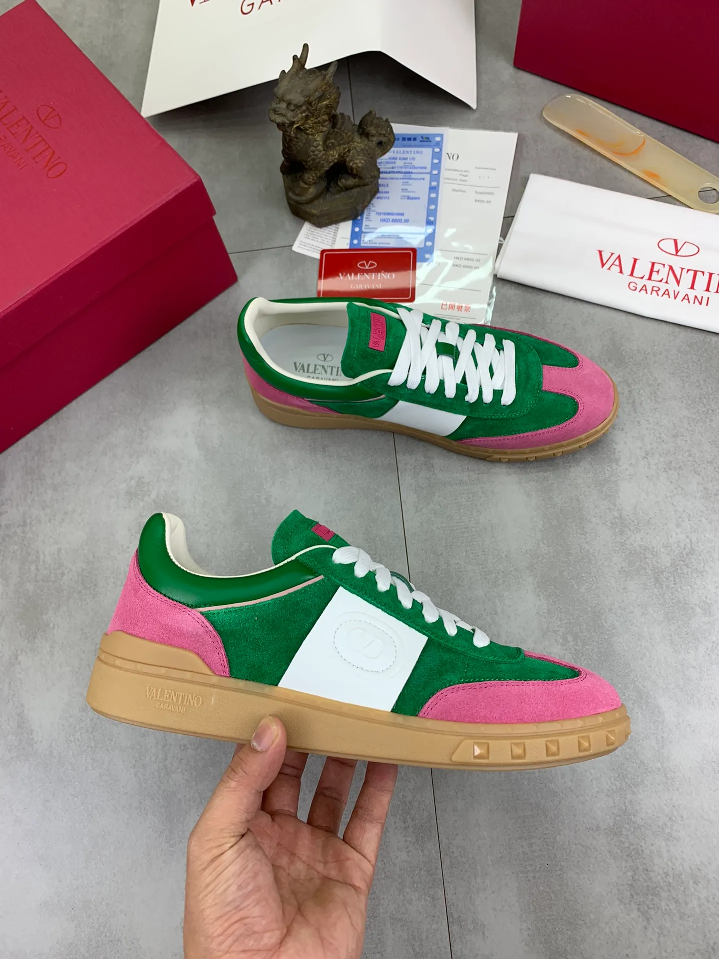 Men's Men's Shoes P520 New Couple Style Valentino Valentino 2025/UPVILLAGE Couple Casual Sports Shoes Moral Training Shoes 🆚Professional high-end, perfect replica, first-class quality, all made of original 1:1 materials, exclusive mold opening! 🎁Full set of high-end packaging at the counter ✔️Fabric: high mercerized cowhide ✔️Outsole: TPU material outsole ✔️Size: female 35-40 male 39-45 (female 41 male 38.46) 🆚All details are customized at 1:1 mold, striving for perfection!
